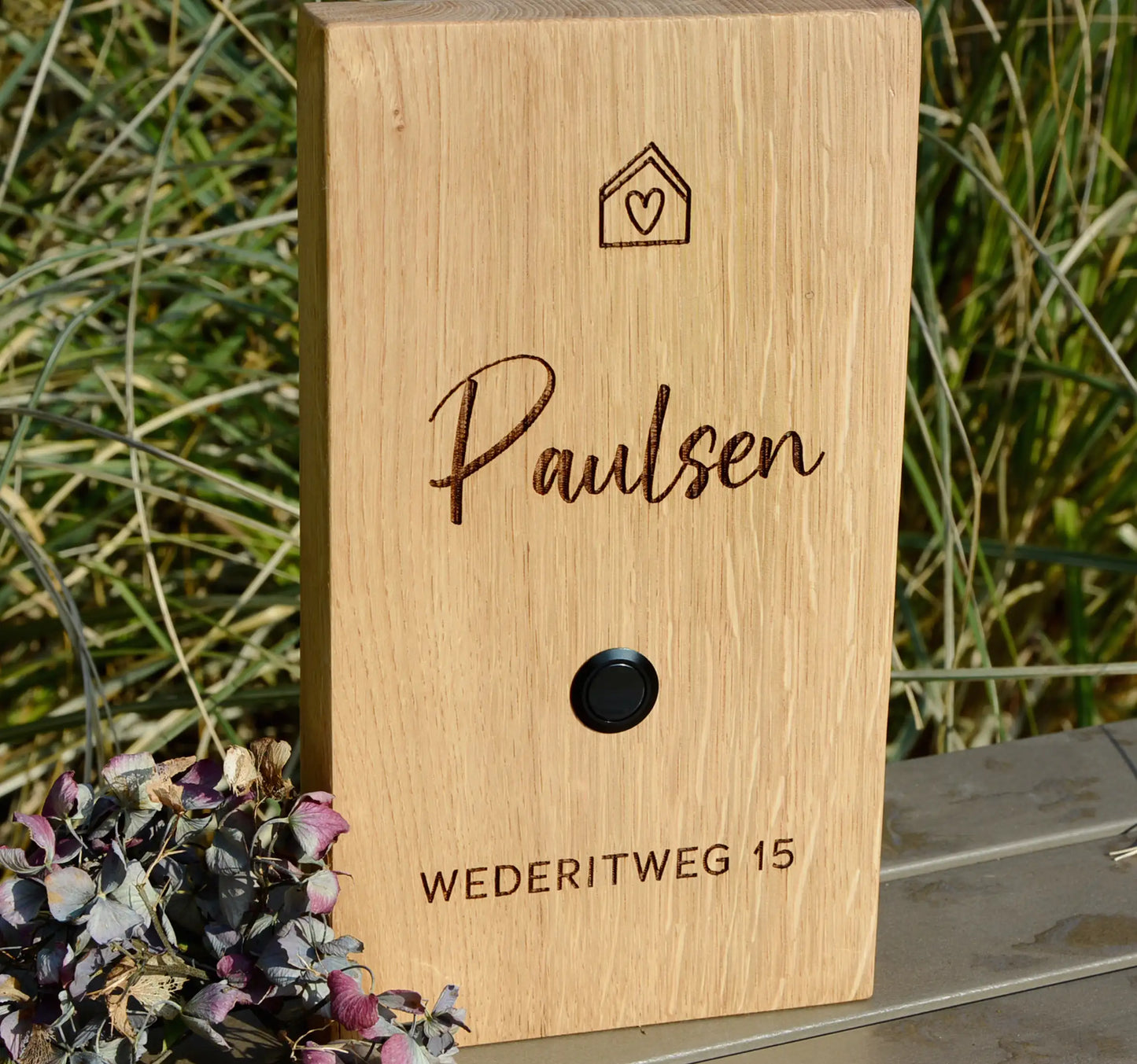 Stilvolles Klingelschild aus massivem Eichenholz mit persönlicher Gravur des Familiennamens, der Adresse oder Vornmane und einem Haus-Symbol sowie einem runden Edelstahl-Taster matt, LED-Edelstahl-Taster oder schwarzem Aluminium-Taster