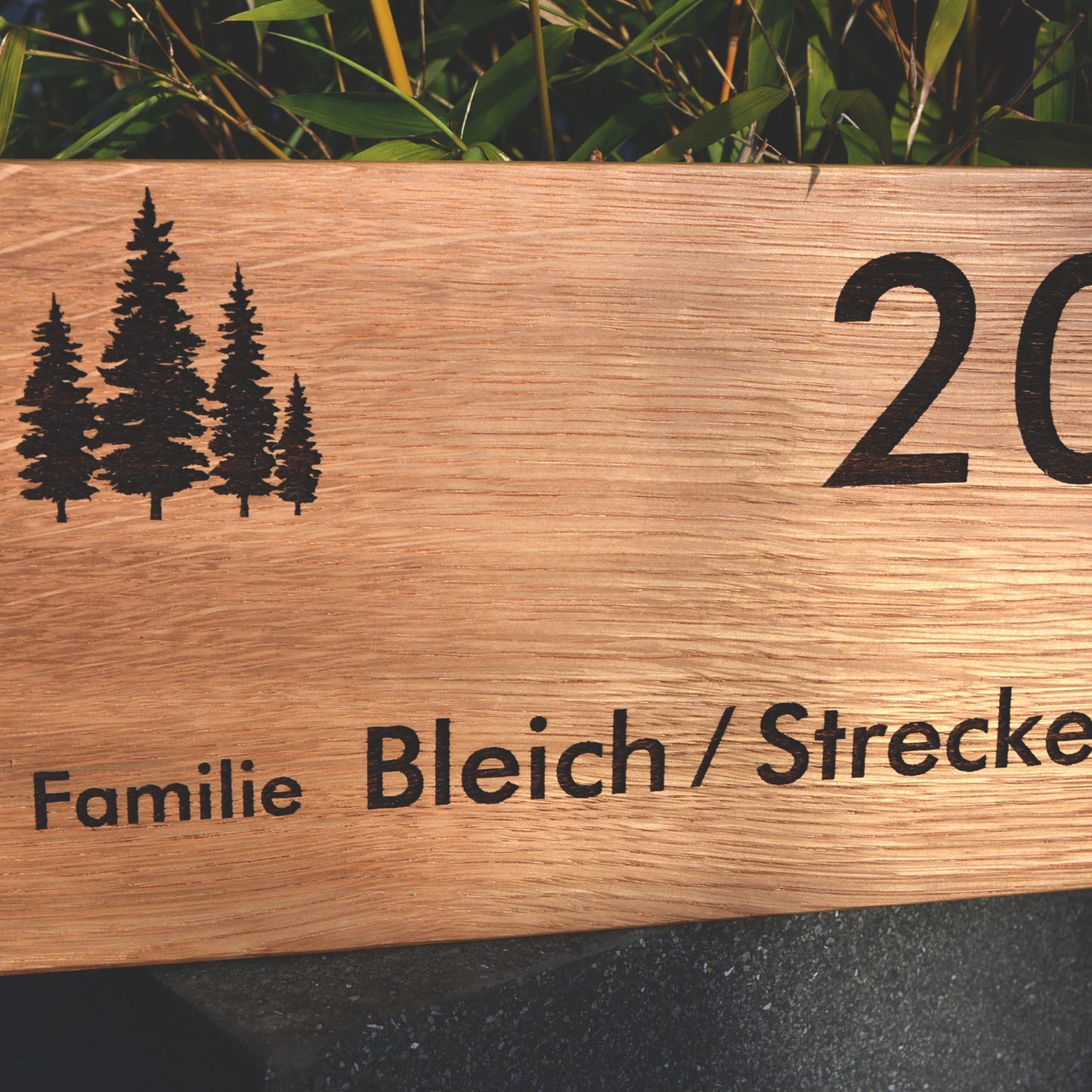 Modernes Namensschild mit Hausnummer aus Eiche oder Walnussholz - Motiv HAUSNUMMER - Jeske Design