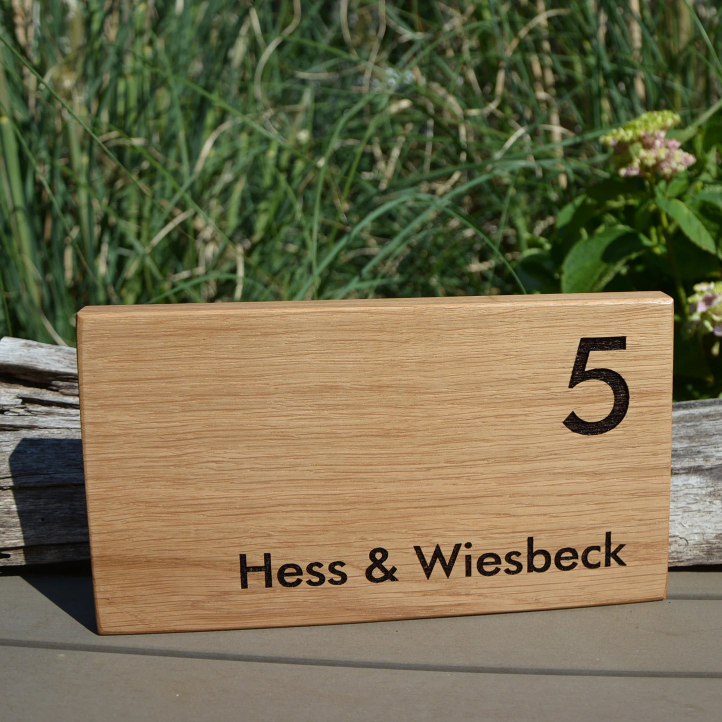 Modernes Namensschild mit Hausnummer aus Eiche oder Walnussholz - Motiv HAUSNUMMER - Jeske Design