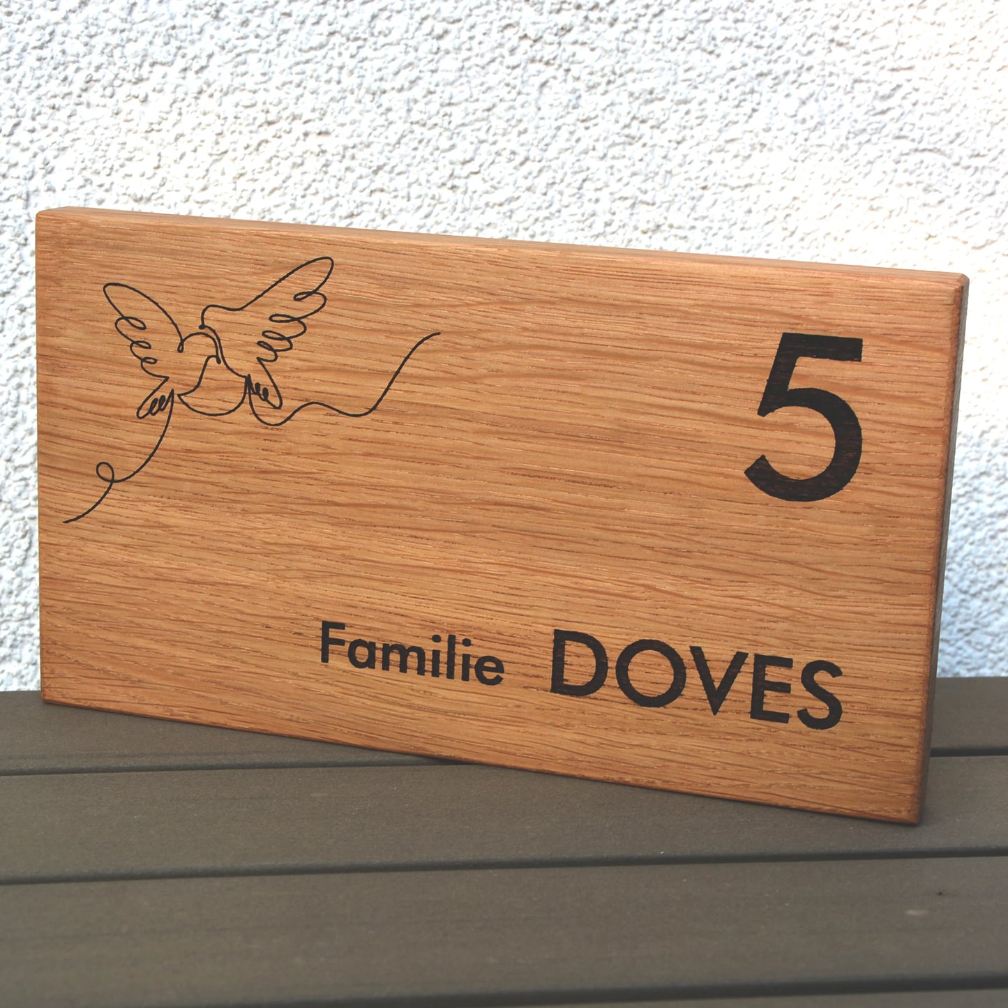 Modernes Namensschild mit Hausnummer aus Eiche oder Walnussholz - Motiv HAUSNUMMER - Jeske Design