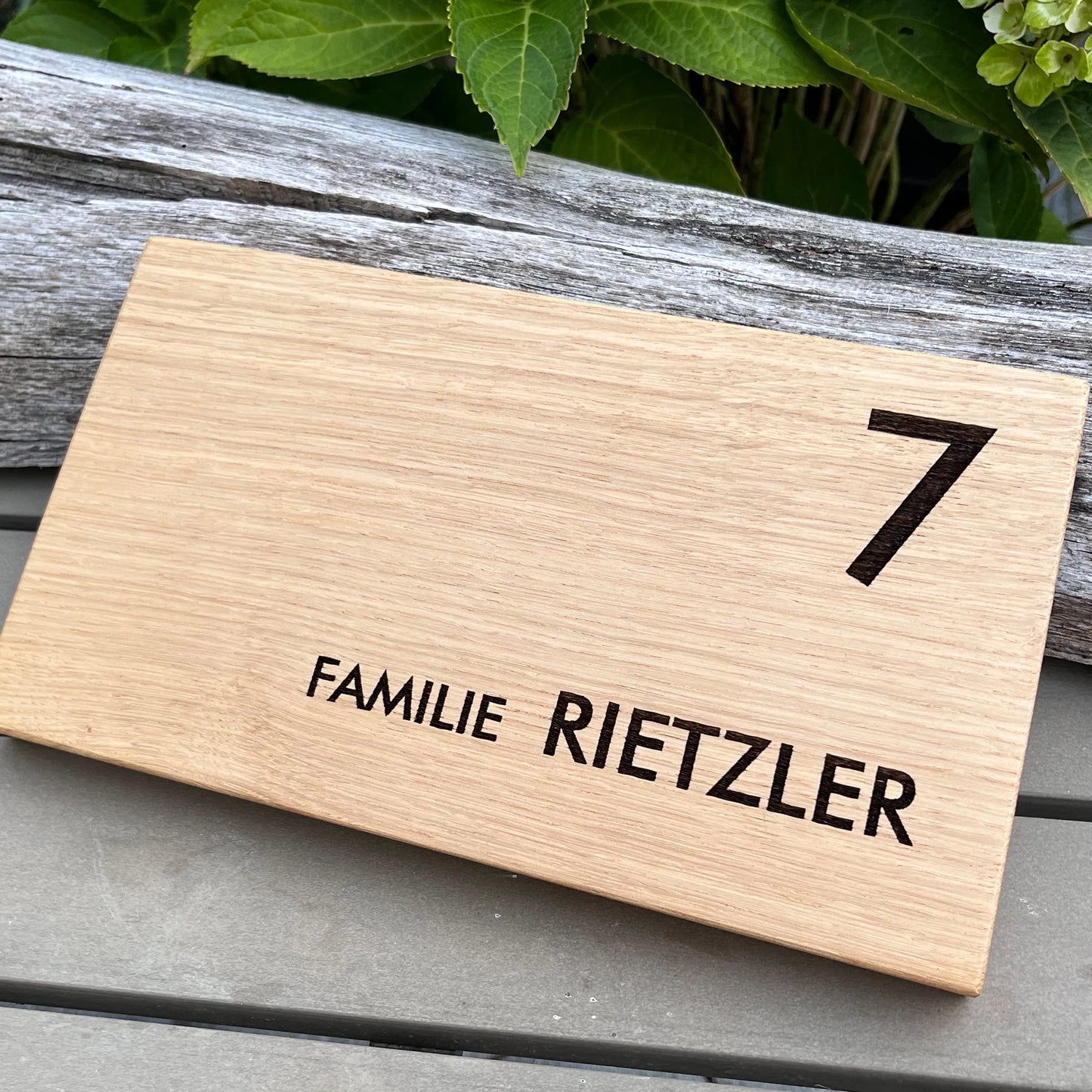 Modernes Namensschild mit Hausnummer aus Eiche oder Walnussholz - Motiv HAUSNUMMER - Jeske Design