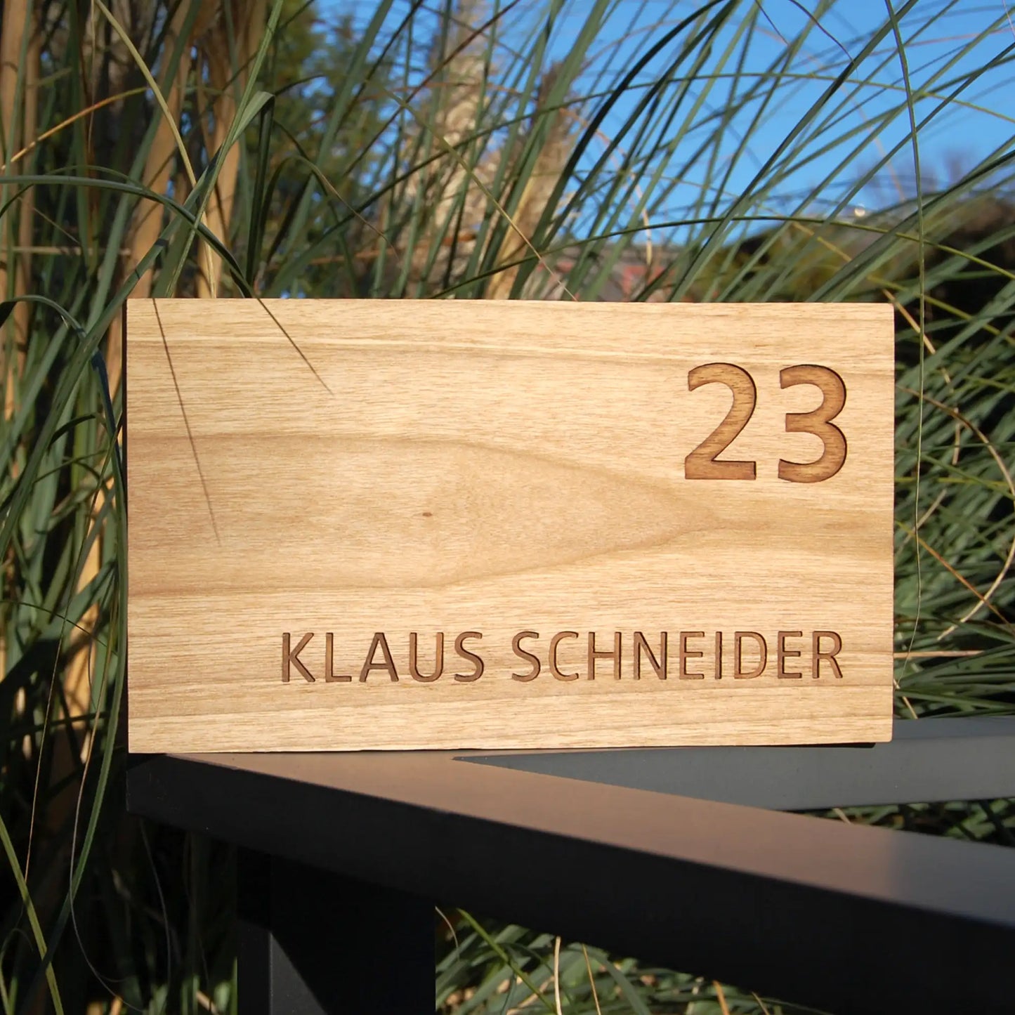 Modernes Namensschild mit Hausnummer aus Eiche oder Walnussholz - Motiv HAUSNUMMER - Jeske Design