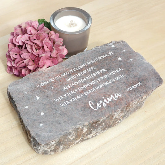 Grabstein, Gedenkstein, Liegestein aus geschnittenem Natursteinblock in Granit grau oder rot mit dem Gravurmotiv NSB Nr. 13 "Wenn Du bei Nacht in den Himmel schaust, wird es Dir sein, als lachten alle Sterne, weil ich auf einem von ihnen wohne, weil ich auf einem von ihnen lache" mit personalisiertem Namen und Datum von Jeske Design