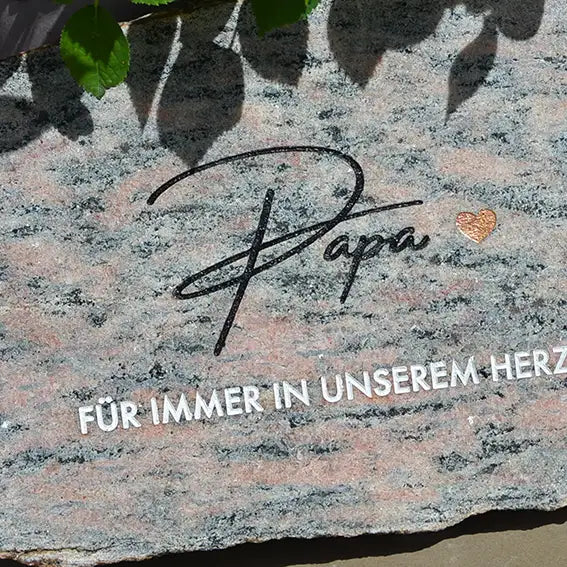 Grabstein, Gedenkstein, Liegestein aus geschnittener Natursteinblock Granit grau oder rot mit dem Text "Papa - Für immer un unserem Herzen" von Jeske Design