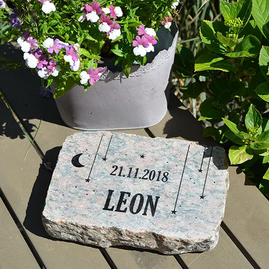 Personalisierter Natursteinblock geschnitten aus rotbuntem Granit mit Sternenkind-Motiv