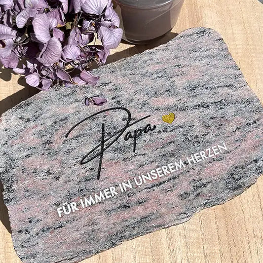 Grabstein, Gedenkstein, Liegestein aus geschnittener Natursteinblock Granit grau oder rot mit dem Text "Papa - Für immer un unserem Herzen" von Jeske Design