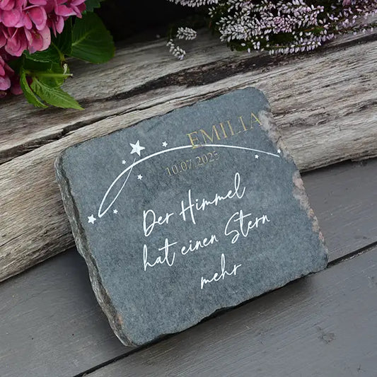 Grabstein, Gedenkstein, Liegestein aus geschnittener Natursteinblock Granit grau oder rot mit Name, Datum und Sternen, Abschiedsworte in Handschrift und Gravurfarbe weiß von Jeske Design - Motiv NSB-17