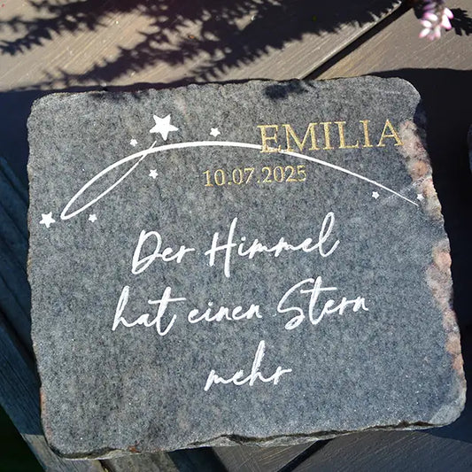 Grabstein, Gedenkstein, Liegestein aus geschnittener Natursteinblock Granit grau oder rot mit Name, Datum und Sternen, Abschiedsworte in Handschrift und Gravurfarbe weiß von Jeske Design - Motiv NSB-17