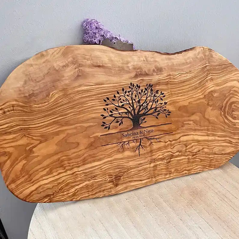 Glattes Schneidebrett & Frühstücksbrett mit rustikalem Naturrand mit dem Gravurmotiv LEBENSBAUM mit personalisierten Namen und oder Datum als Geschenkidee für Hochzeitspaare, zum Jahrestag oder Jubilare, beste Freundin