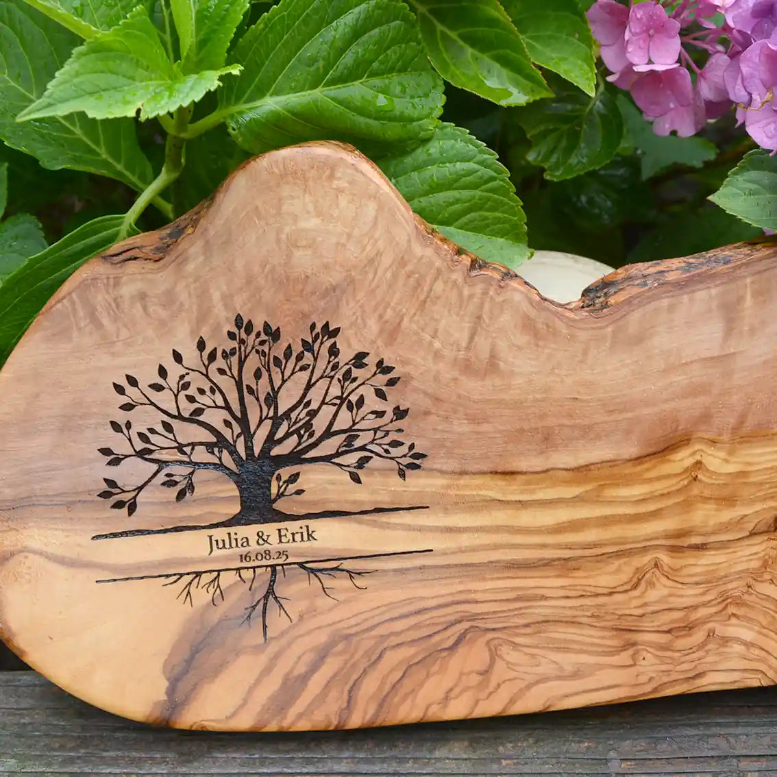 Glattes Schneidebrett & Frühstücksbrett mit rustikalem Naturrand mit dem Gravurmotiv LEBENSBAUM mit personalisierten Namen und oder Datum als Geschenkidee für Hochzeitspaare, zum Jahrestag oder Jubilare, beste Freundin