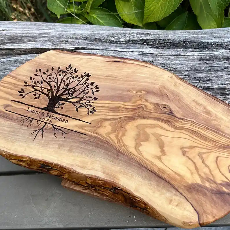 Glattes Schneidebrett & Frühstücksbrett mit rustikalem Naturrand mit dem Gravurmotiv LEBENSBAUM mit personalisierten Namen und oder Datum als Geschenkidee für Hochzeitspaare, zum Jahrestag oder Jubilare, beste Freundin