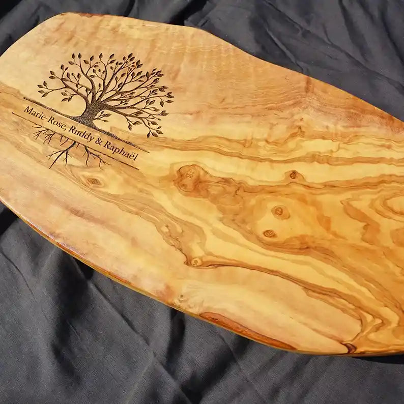 Glattes Schneidebrett & Frühstücksbrett mit rustikalem Naturrand mit dem Gravurmotiv LEBENSBAUM mit personalisierten Namen und oder Datum als Geschenkidee für Hochzeitspaare, zum Jahrestag oder Jubilare, beste Freundin
