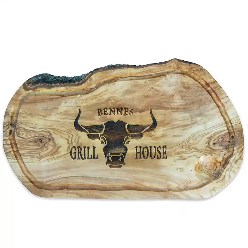Motiv GRILL HOUSE mit Wunschnamen und stilisiertem Rinderkopf von vorne - Mediterranes Schneidebrett aus Olivenholz mit Saftrille und personalisierten Gravurmotiv - Jeske Design
