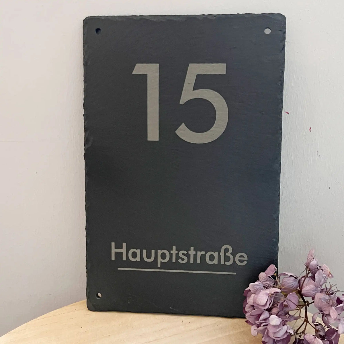 Numéro de maison sur une plaque d'ardoise avec chiffres modernes