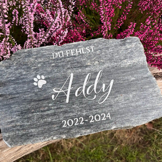 Grauer Granitstein als Tiergrabstein mit Namen und Lebensdaten