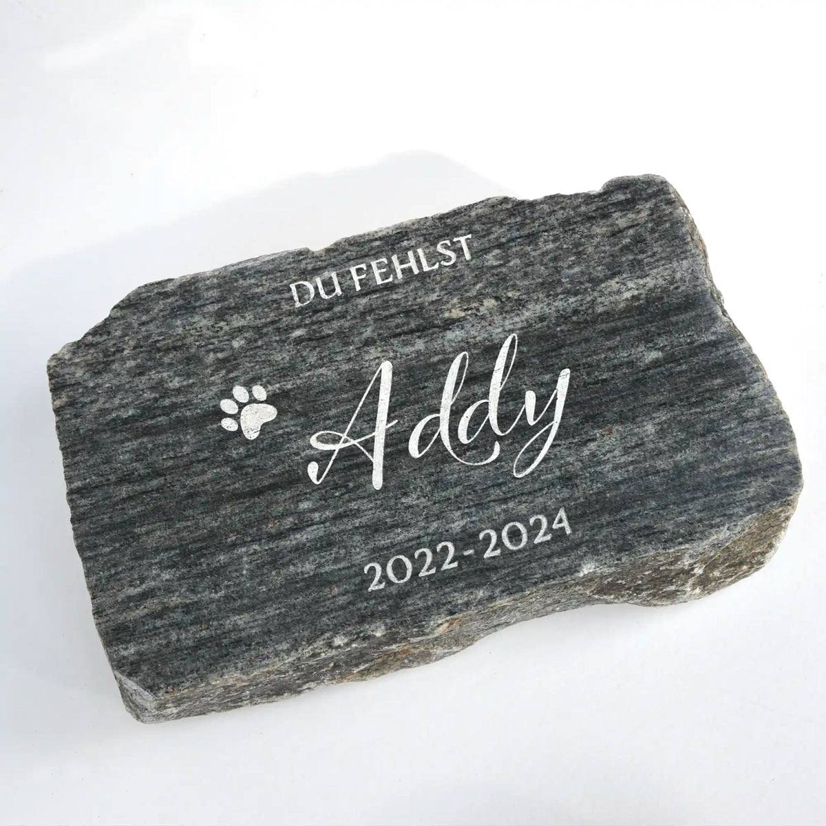 Geschnittener Granitstein als Tiergrabstein mit Name und Pfote als Motiv
