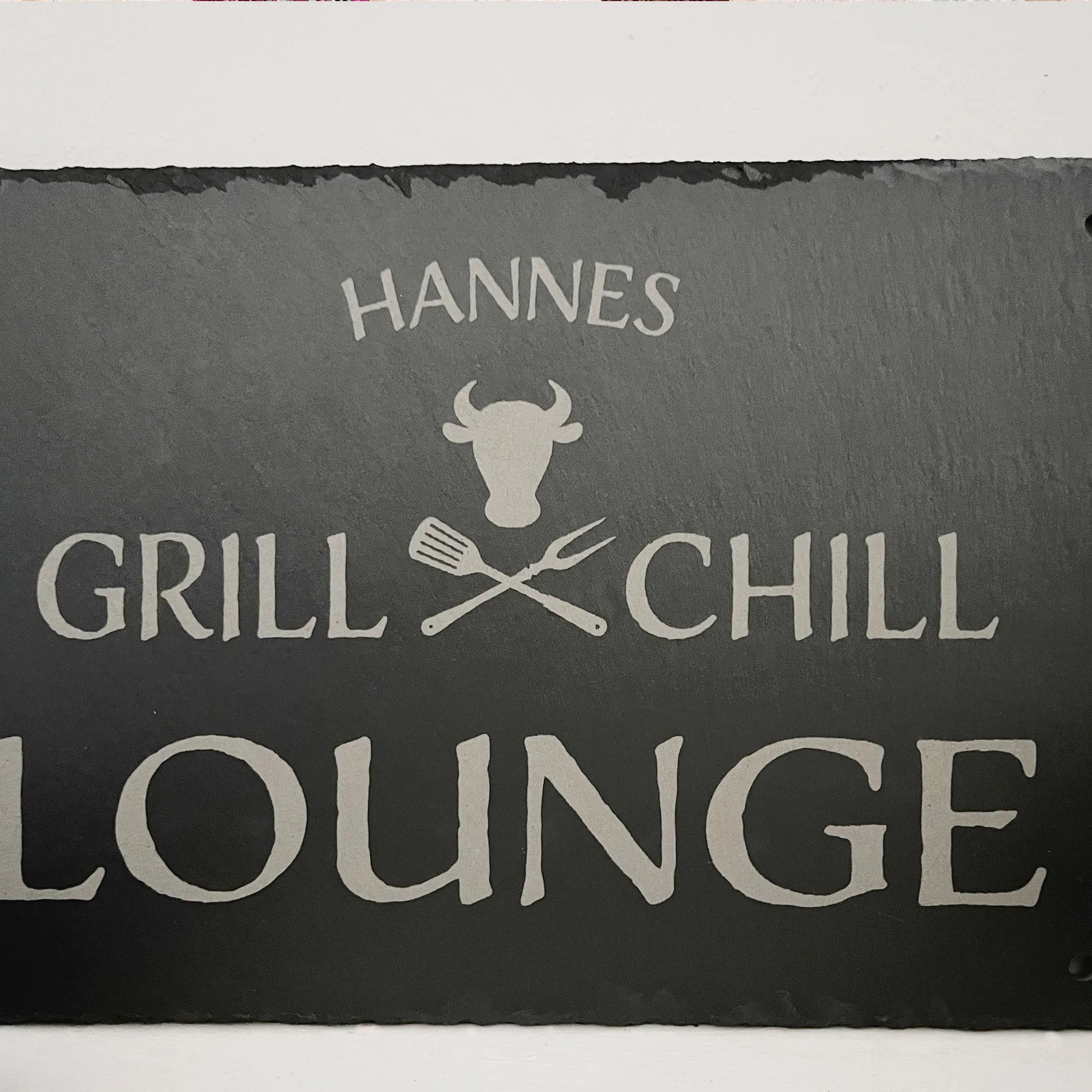 GRILL & CHILL LOUNGE - Personalisiertes Schieferschild für die BBQ-Lounge - Jeske Design