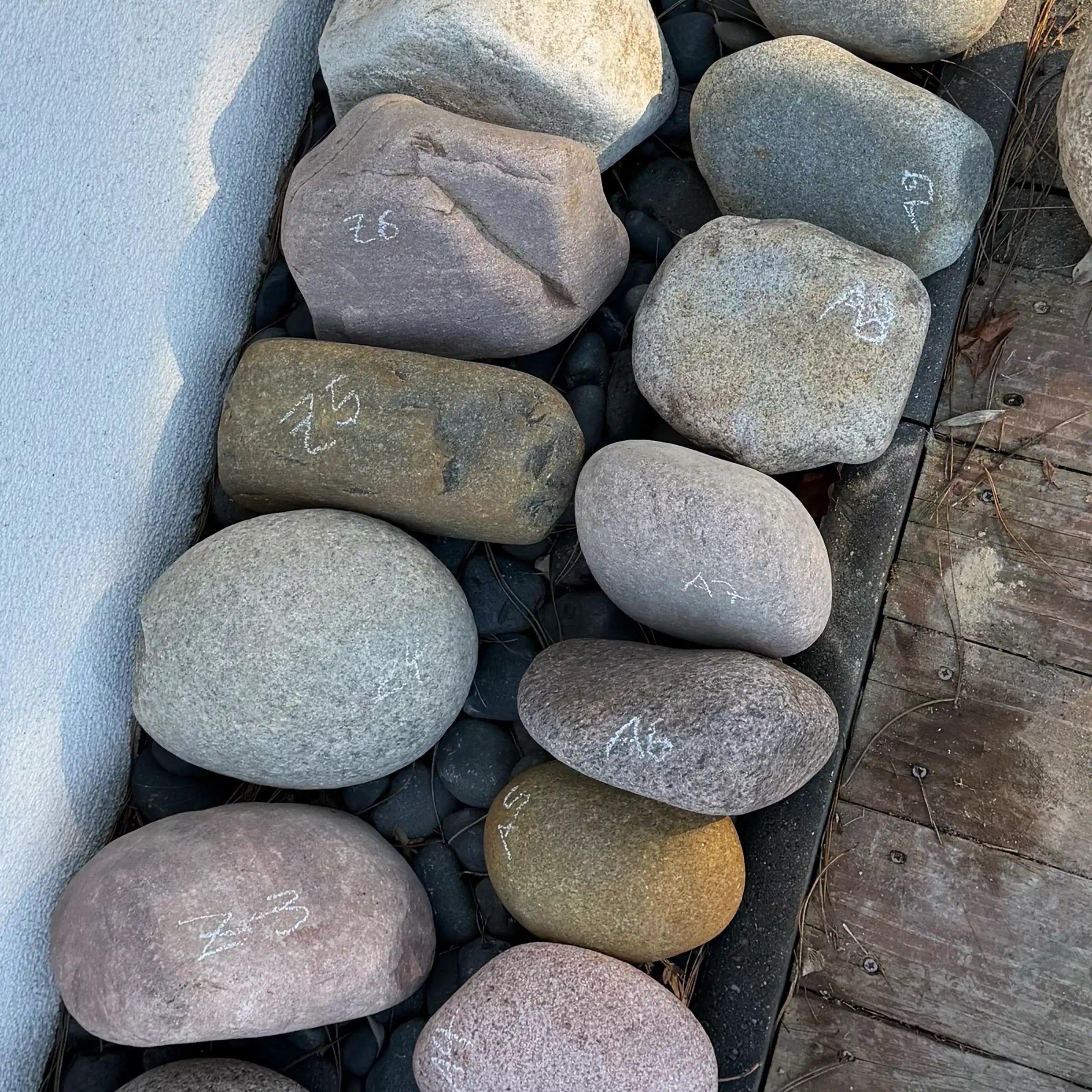Auswahl verschiedener Naturstein Findlinge als kleine Grab- und Gedenksteine