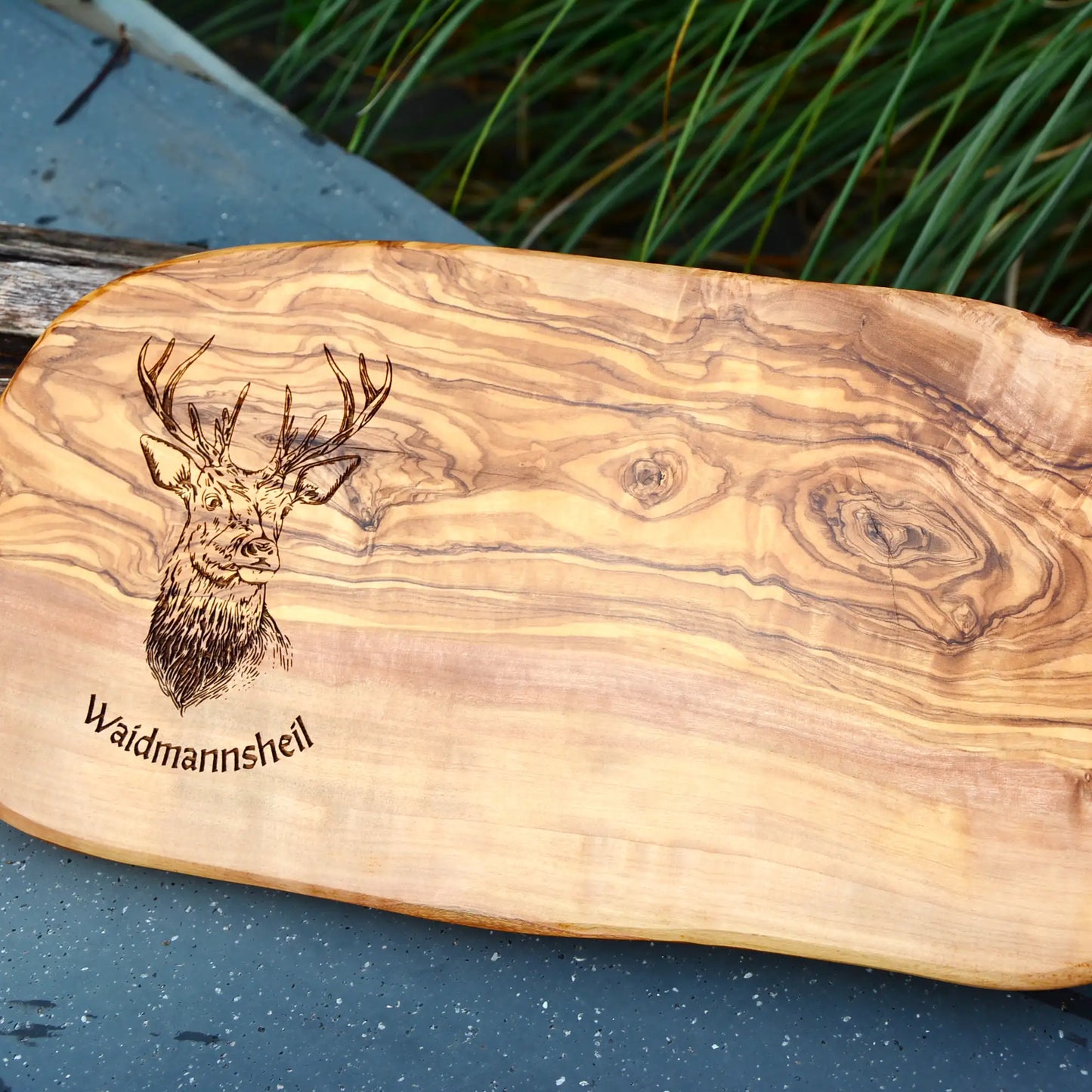HIRSCHKOPF - Personalisiertes Olivenholzbrett mit Gravur - Jeske Design