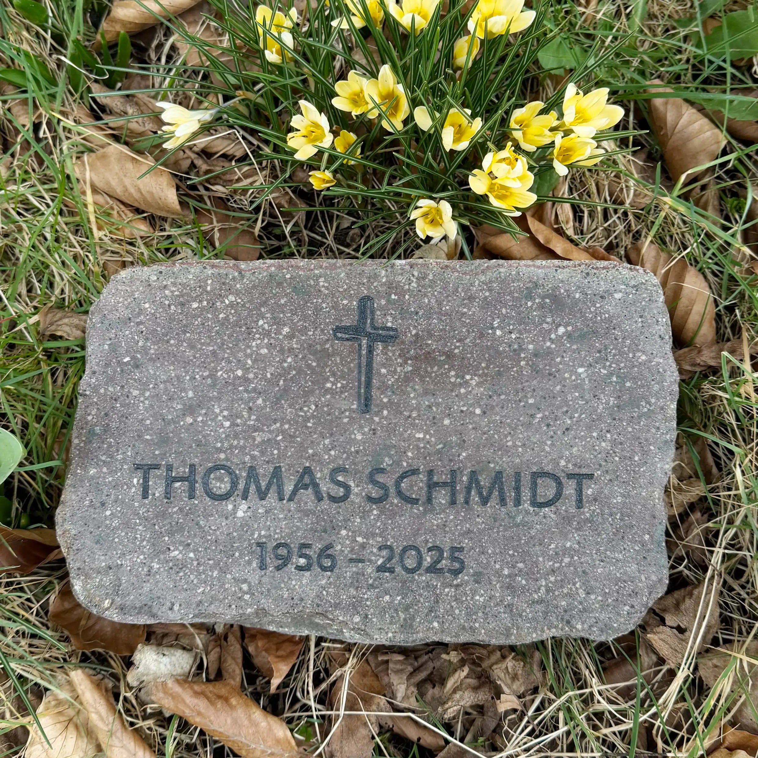 Grab- & Gedenkstein aus geschnittenen Granit mit verschiedenen Schriften zur Wahl