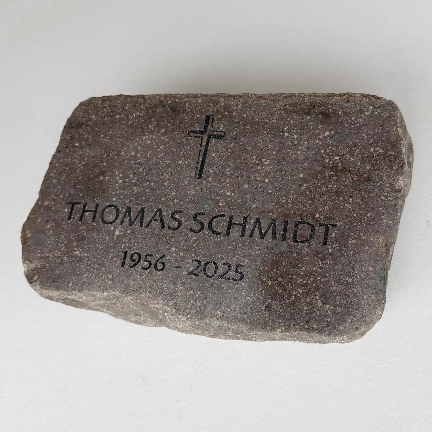 Grab- & Gedenkstein aus geschnittenen Granit mit Gravur des Namens und Kreuz Motiv NSB-27