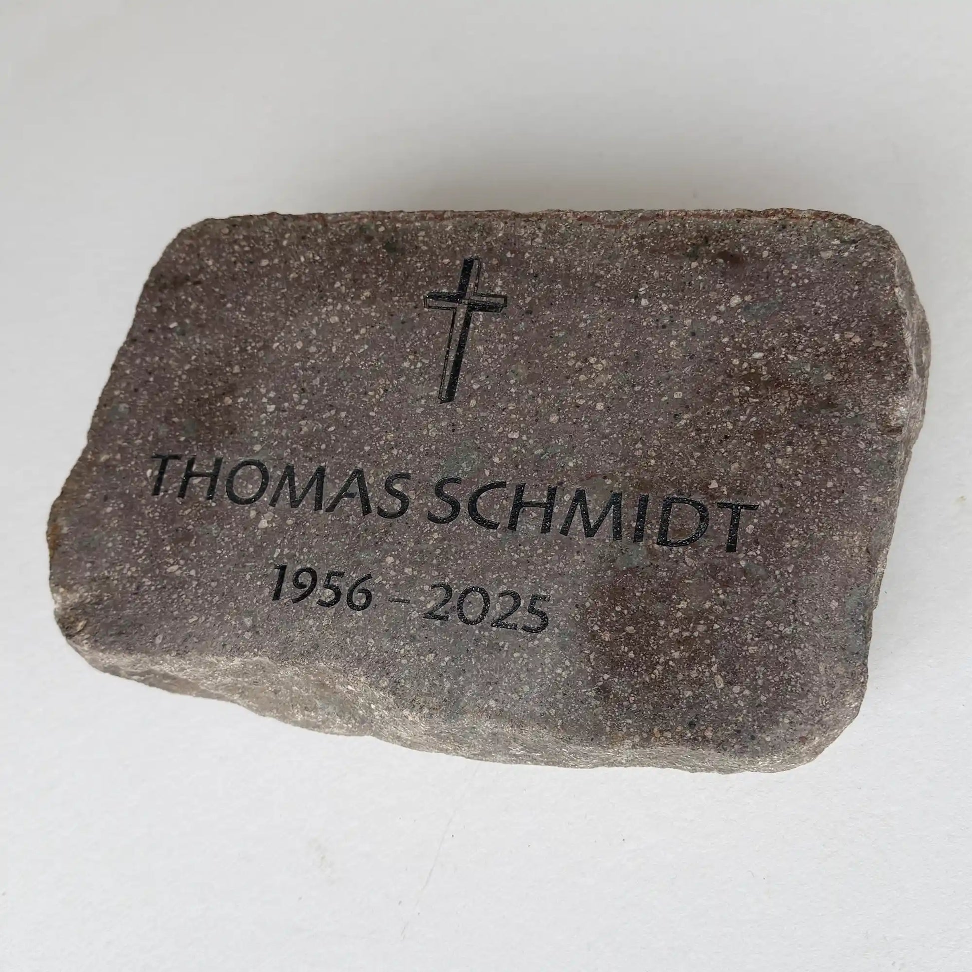 Grab- & Gedenkstein aus geschnittenen Granit mit Gravur des Namens und Kreuz Motiv NSB-27