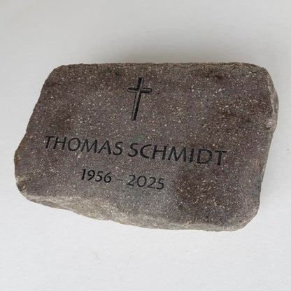 Grab- & Gedenkstein aus geschnittenen Granit mit Gravur des Namens und Kreuz Motiv NSB-27