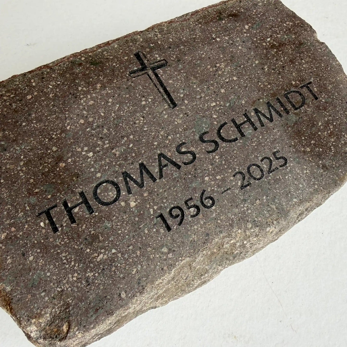Detailansicht des Grab- & Gedenksteines aus geschnittenen Granit mit Gravur des Namens und Kreuz Motiv NSB-27