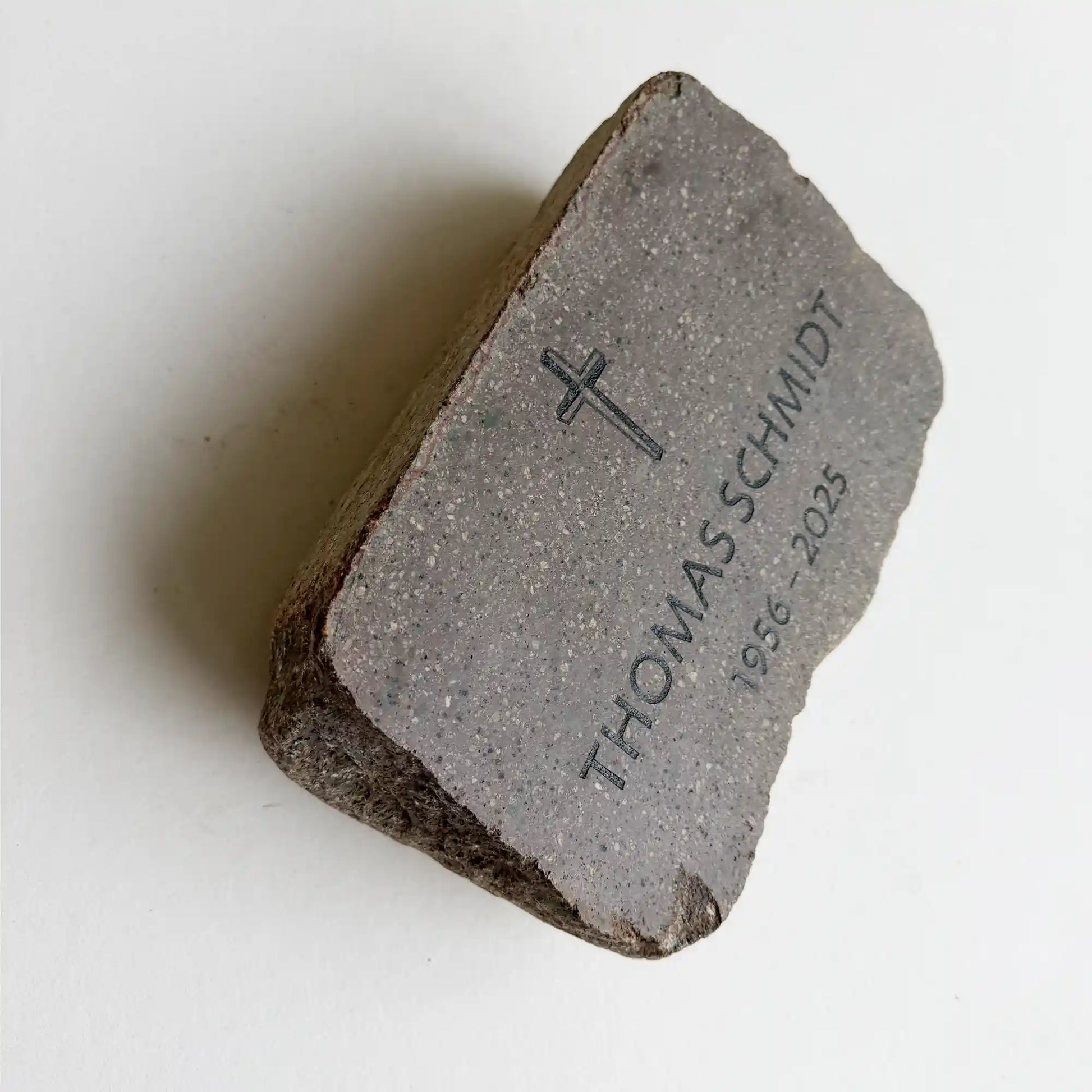 Seitliche Ansicht des Grab- & Gedenksteines aus geschnittenen Granit mit Namen und Kreuz Motiv NSB-27