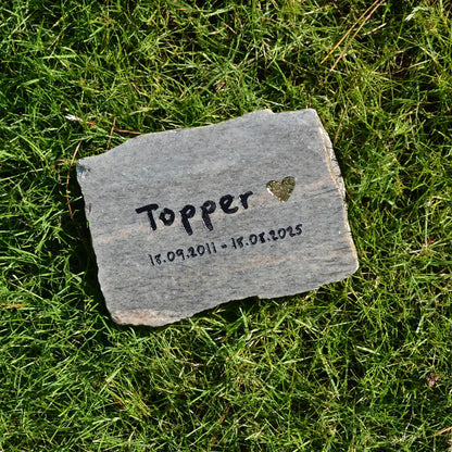 Tiergrabstein Granit mit goldenem Herz – personalisiert mit Name & Datum