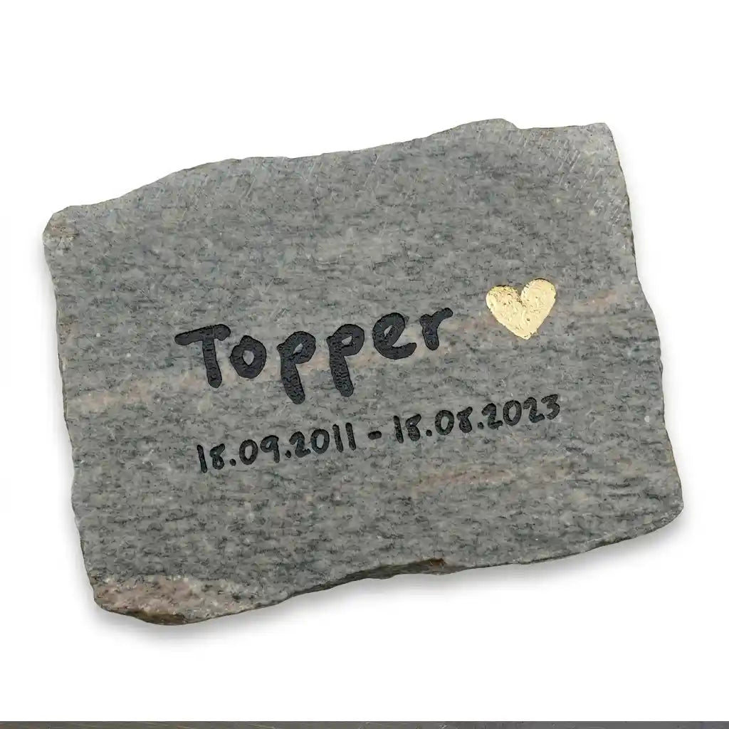 Tiergrabstein Granit mit goldenem Herz – personalisiert mit Name & Datum