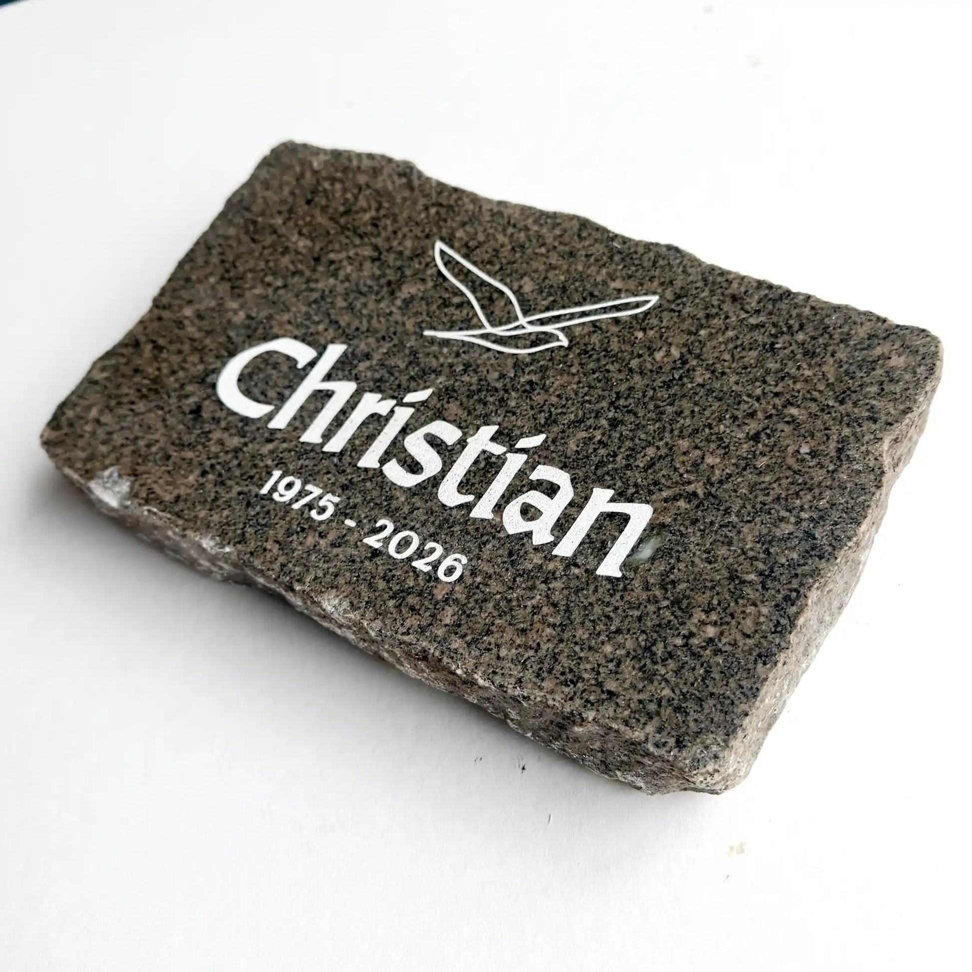 Seitenansicht des Gedenksteines mit personalisierter Gravur und Möwe Motiv NSB-30 für Grabgestaltung 