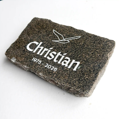 Seitenansicht des Gedenksteines mit personalisierter Gravur und Möwe Motiv NSB-30 für Grabgestaltung 