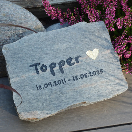 Tiergrabstein aus Granit mit Namen, Lebensdaten und goldenem Herz mit personalisierter Gravur