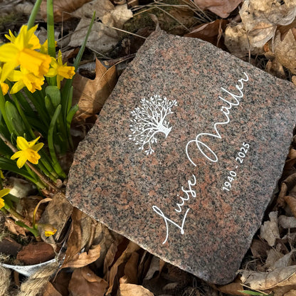 Gedenkstein aus Granit mit Lebensbaum-Gravur in weiß