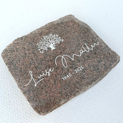 Seitenansicht Gedenkstein aus Granit mit Lebensbaum-Gravur, Name in Handschrift & Lebensdaten