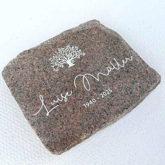 Seitenansicht Gedenkstein aus Granit mit Lebensbaum-Gravur, Name in Handschrift & Lebensdaten