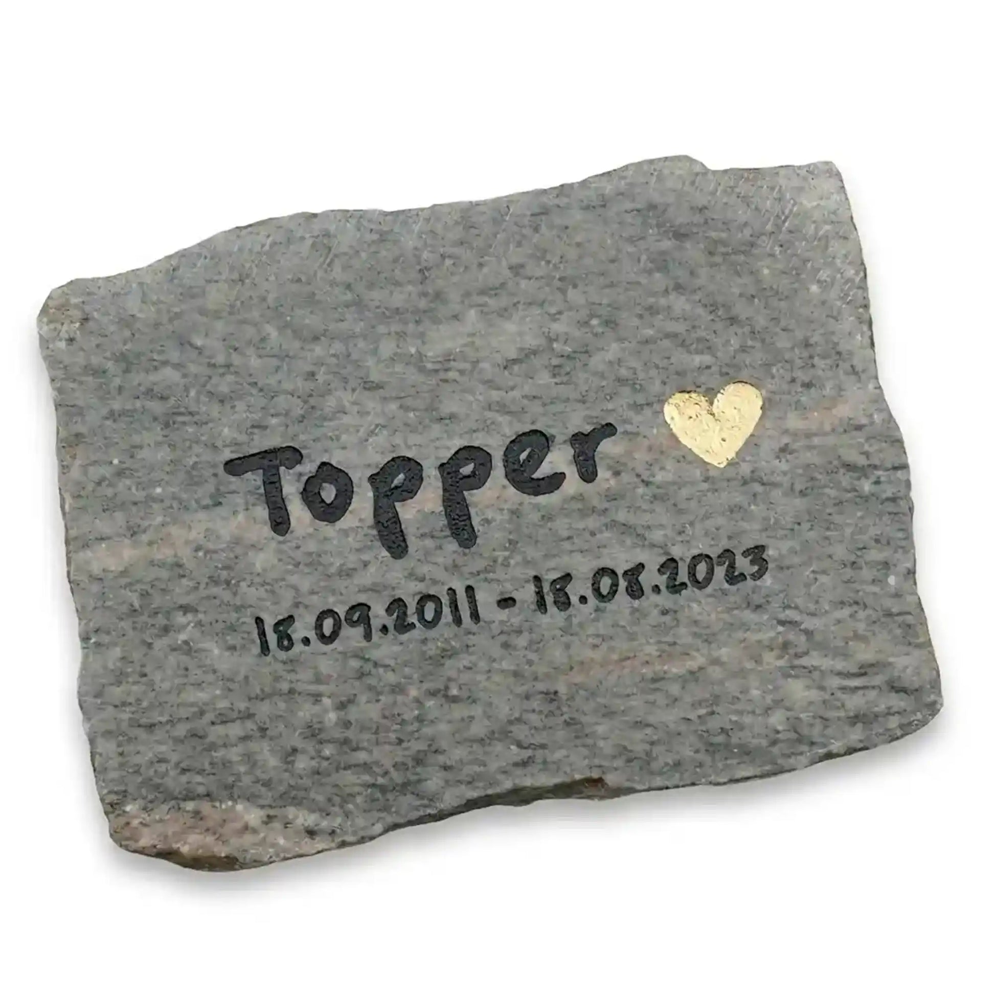Tiergrabstein mit Namen, Lebensdaten und goldenem Herz mit personalisierter Gravur auf grauem Granitstein 