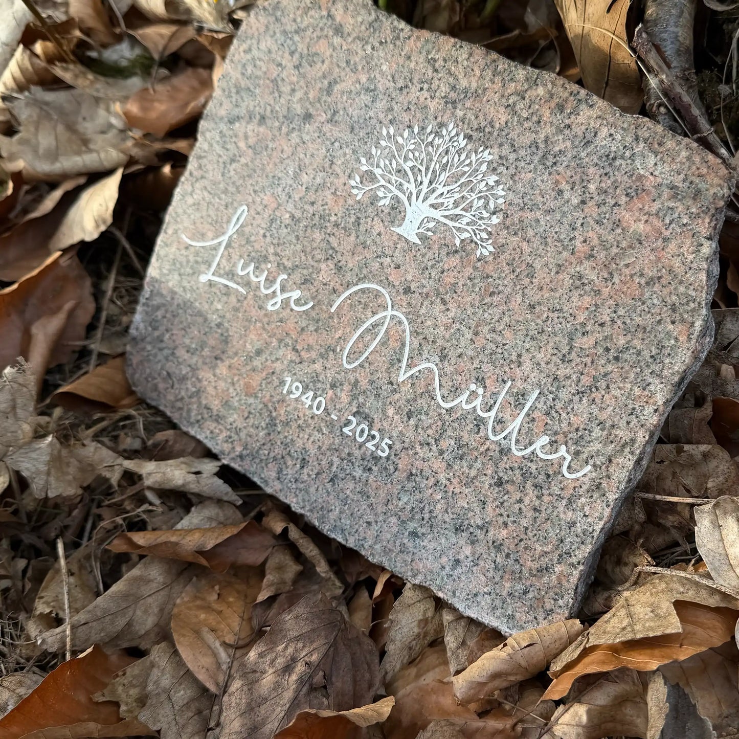 Seitenaufnahme von Gedenkstein aus Granit mit Lebensbaum-Gravur, Name in Handschrift & Lebensdaten