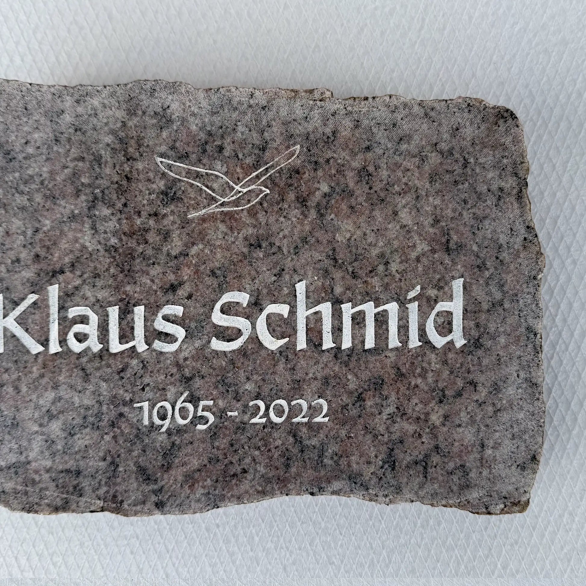 Detailansicht Gedenkstein mit personalisierter Gravur und Möwe Motiv NSB-30