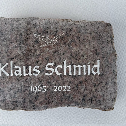 Geschnittener Grab- und Gedenkstein aus Granit mit Namen, Lebensdaten. Motiv Möwe NSB-30, Schrift Klassisch