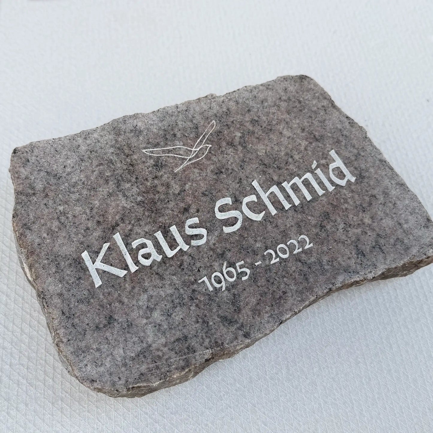 Geschnittener Gedenkstein aus Granit mit Namen und Lebensdaten