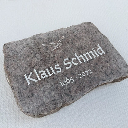 Geschnittener Gedenkstein aus Granit mit Namen und Lebensdaten