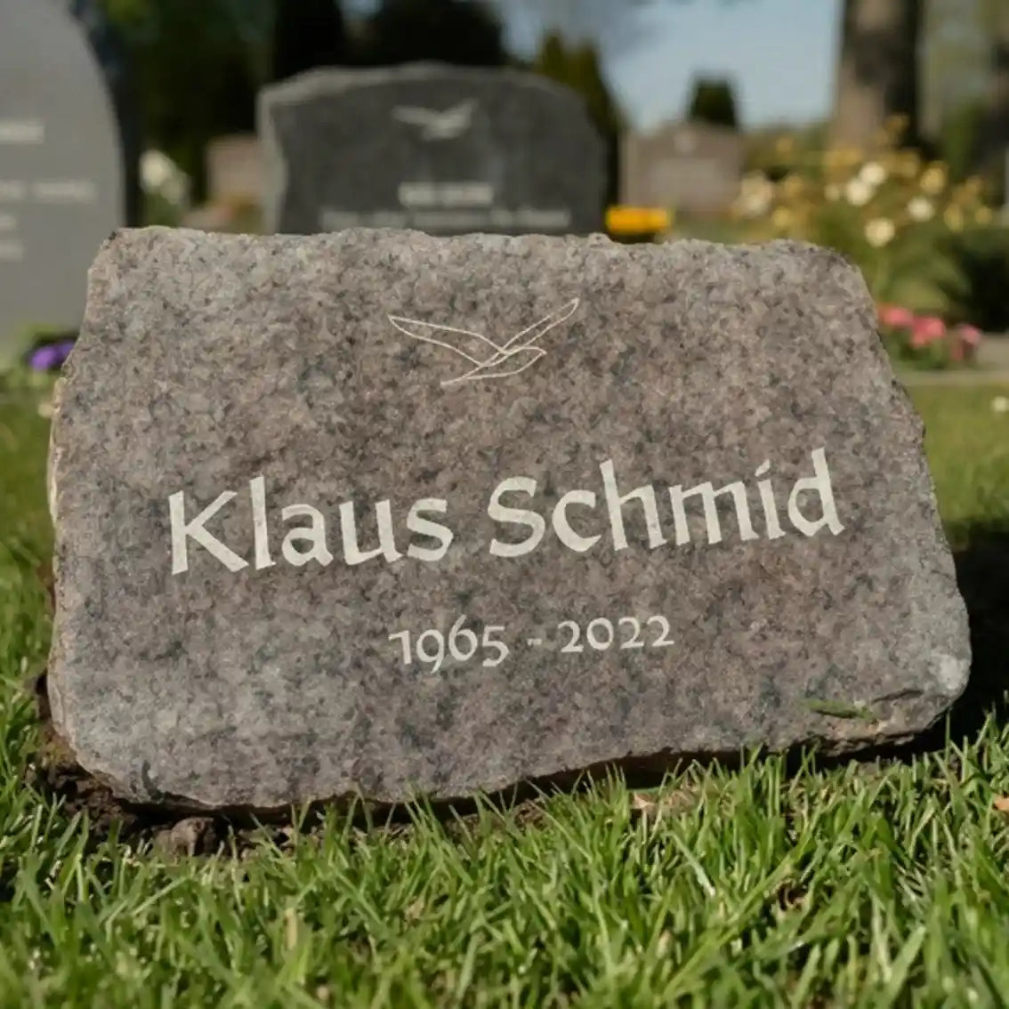 Grab- und Gedenkstein aus geschnittenem Granit mit klassischer Schrift und Möwe