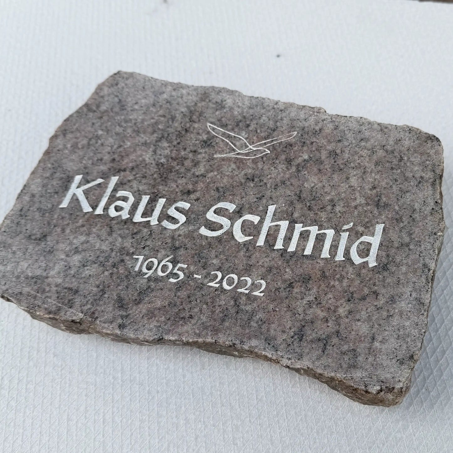 Grab- und Gedenkstein in Länge 20 - 22 cm mit personalisierter Gravur und Motiv Möwe