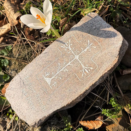 Seitenansicht von Naturstein für Grabschmuck Granit mit Kreuz und Lebensbaum, Gedenkstein christlich mit Trauerspruch