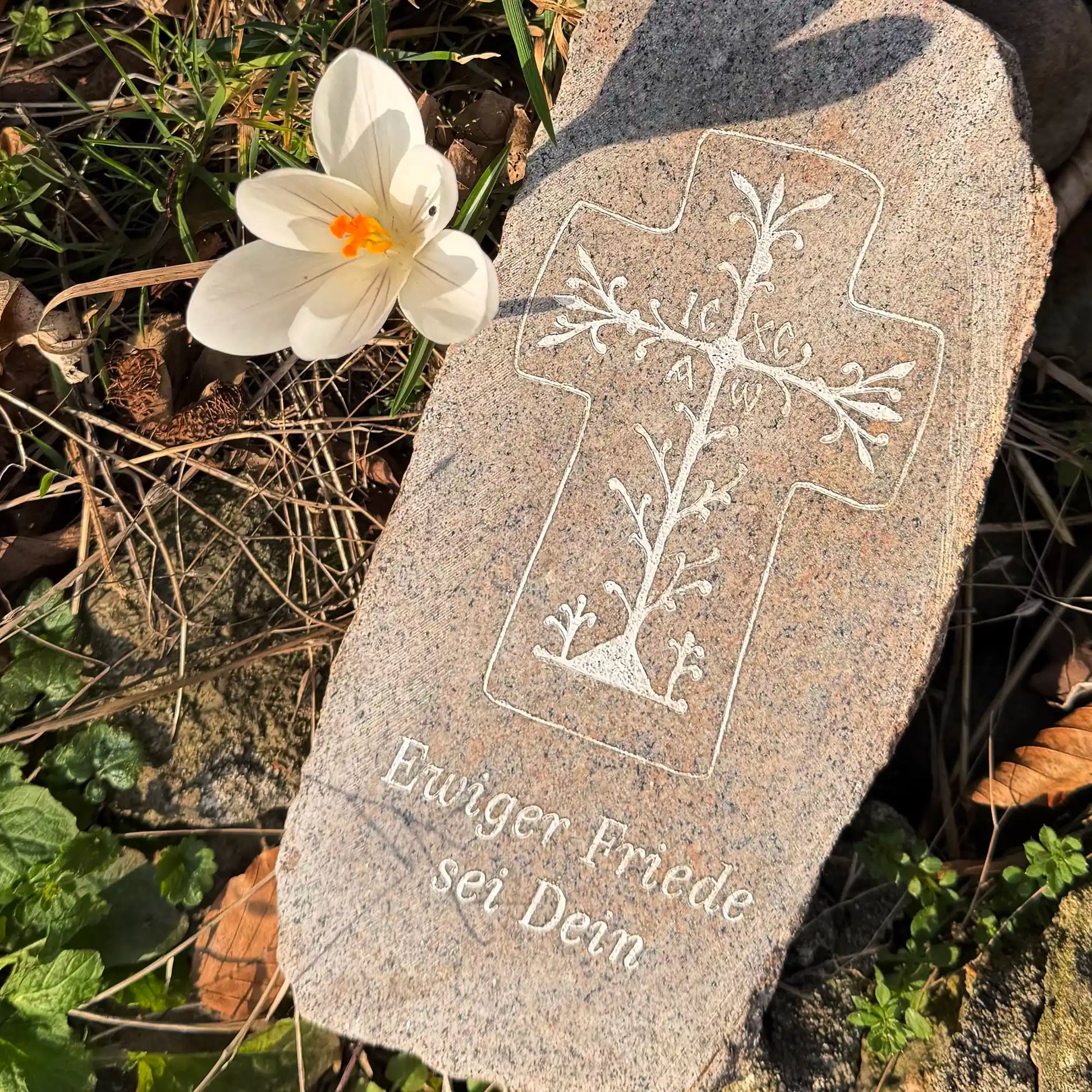 Gravur auf geschnittenen Naturstein aus Granit mit Kreuz und Trauerspruch