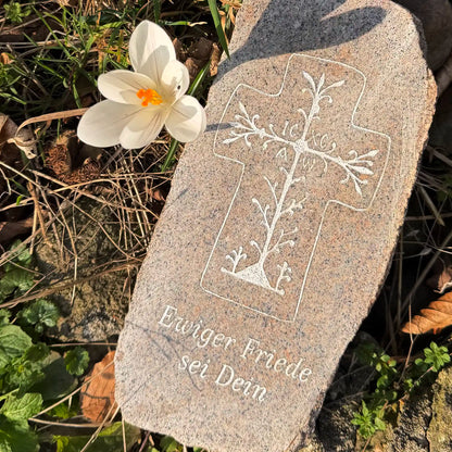 Gravur auf geschnittenen Naturstein aus Granit mit Kreuz und Trauerspruch