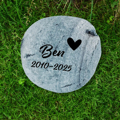 Tiergrabstein Findling aus Naturstein – personalisiert für Hund & Katze Nr. D-10