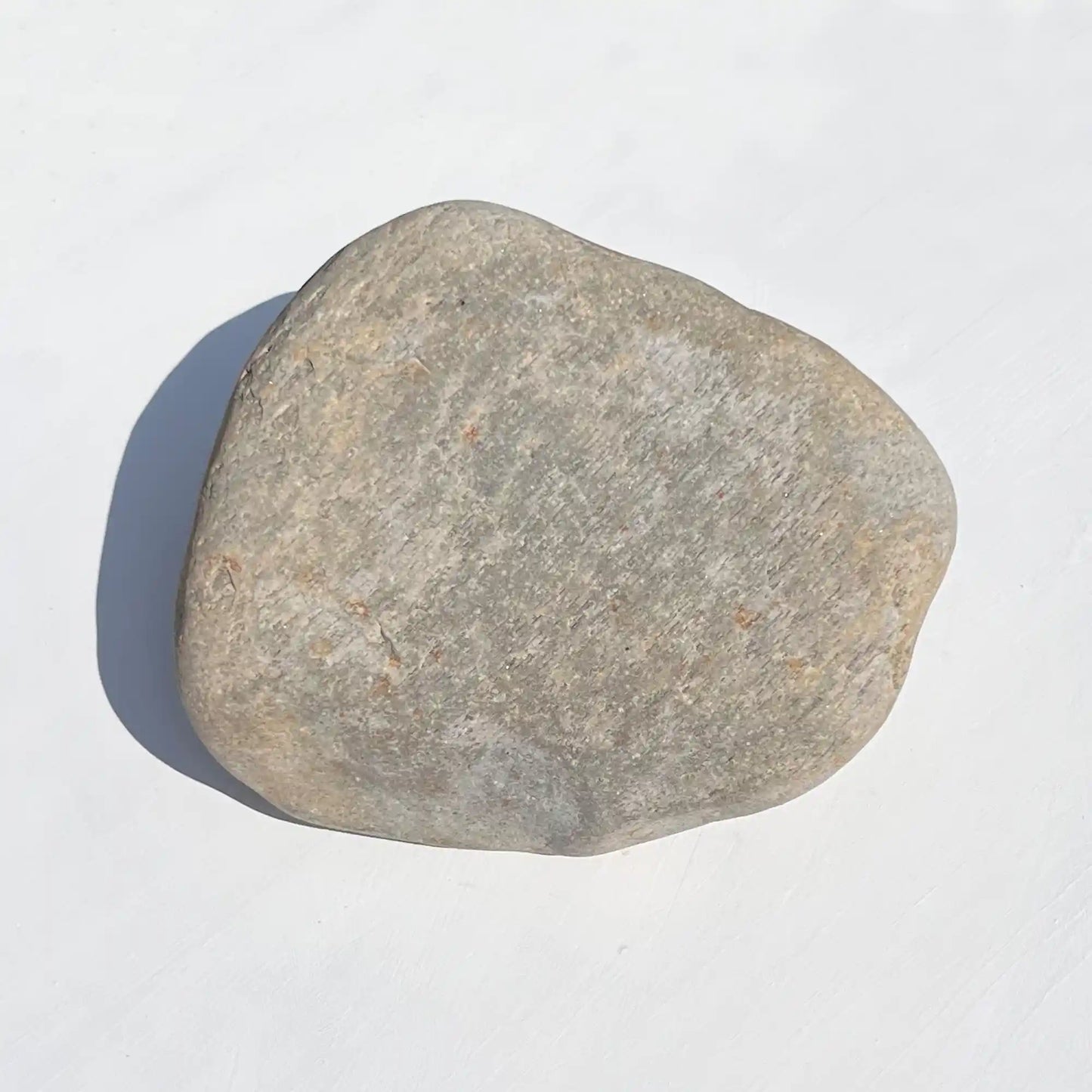 Individueller Naturstein Findling oder Kiesling als Grabstein für Hund oder Katze - Stein Nr A-1 mit verschiedenen Motiven und Schriften zur Auswahl - als Grabschmuck bei Jeske Design